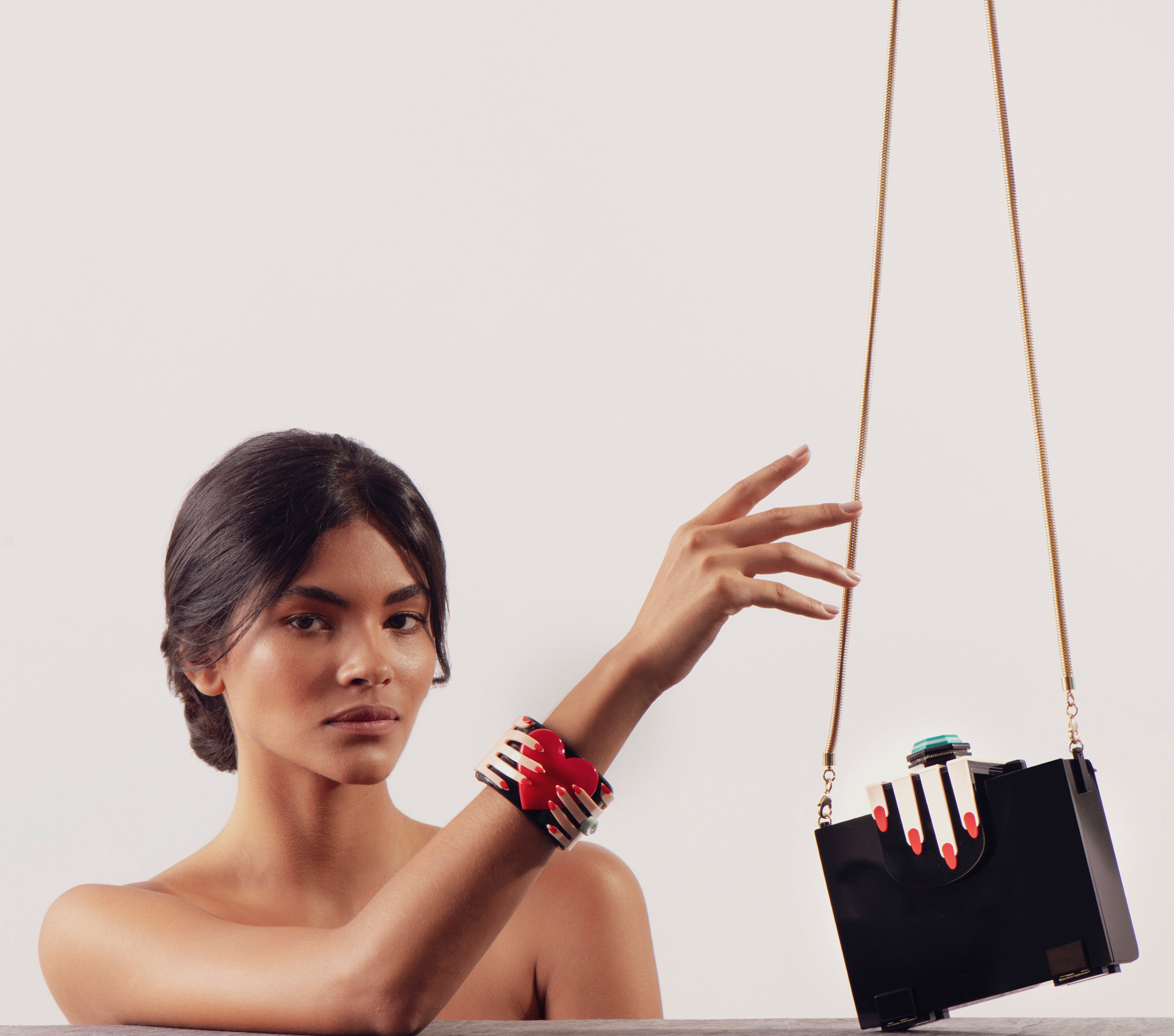 BRACELETE MÃOS E CORAÇÃO